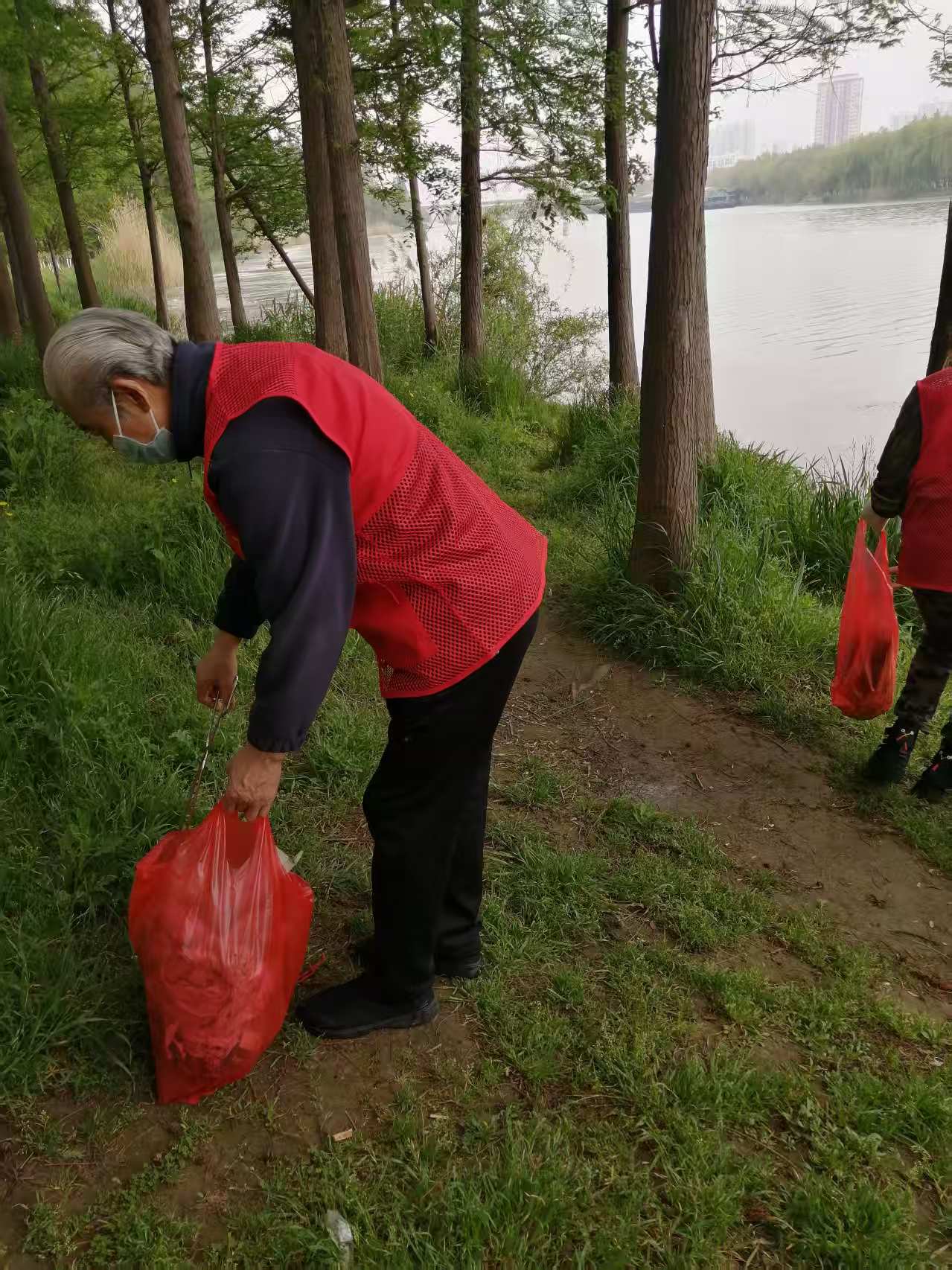 阜阳市爱心公益志愿者协会新春奉献爱心活动二三事