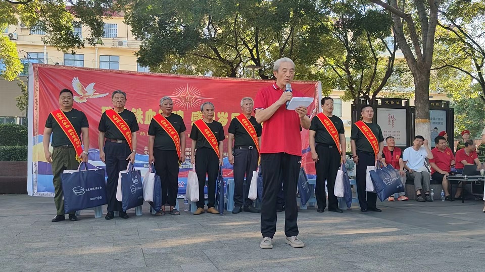阜阳市爱心公益志愿者协会庆“八一”致敬铁血军魂 感恩岁月功臣慰问老兵