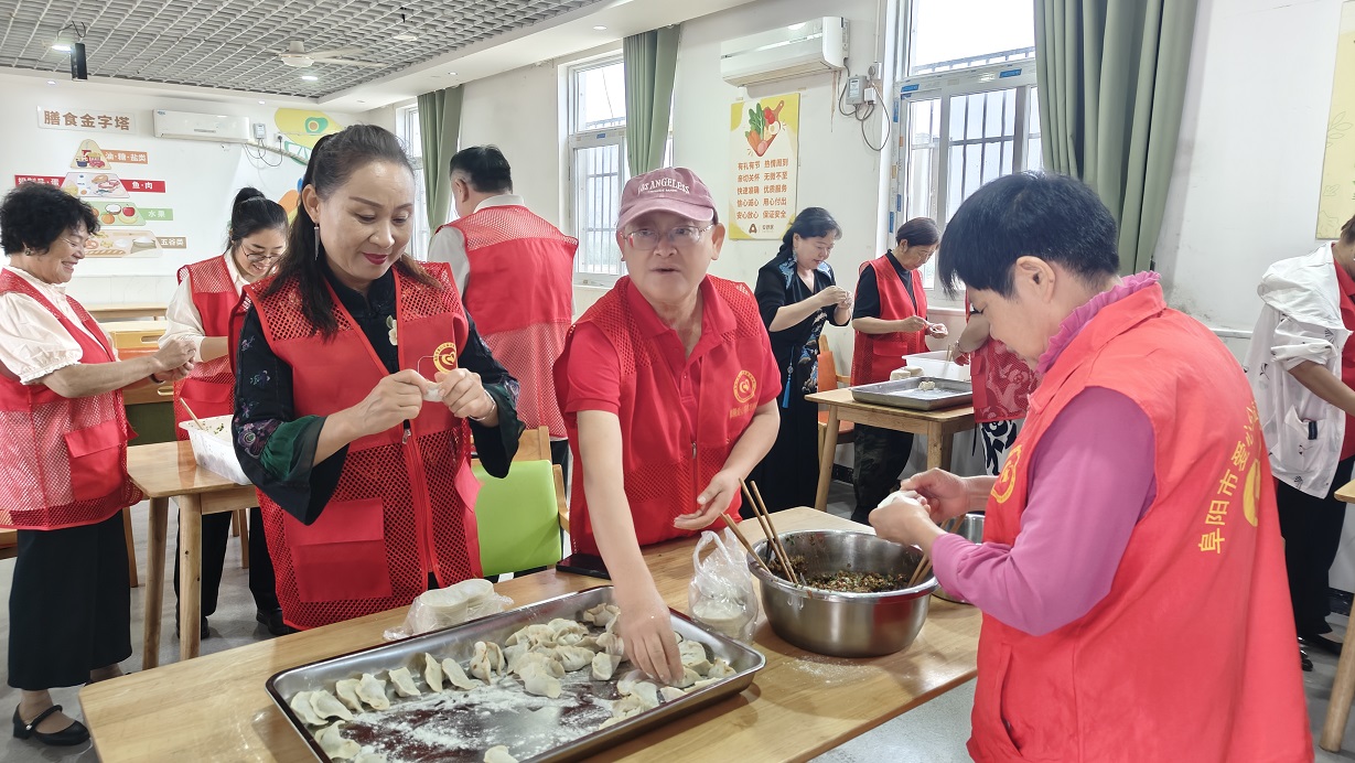 阜阳市爱心公益志愿者协会中秋佳节前夕慰问老人活动