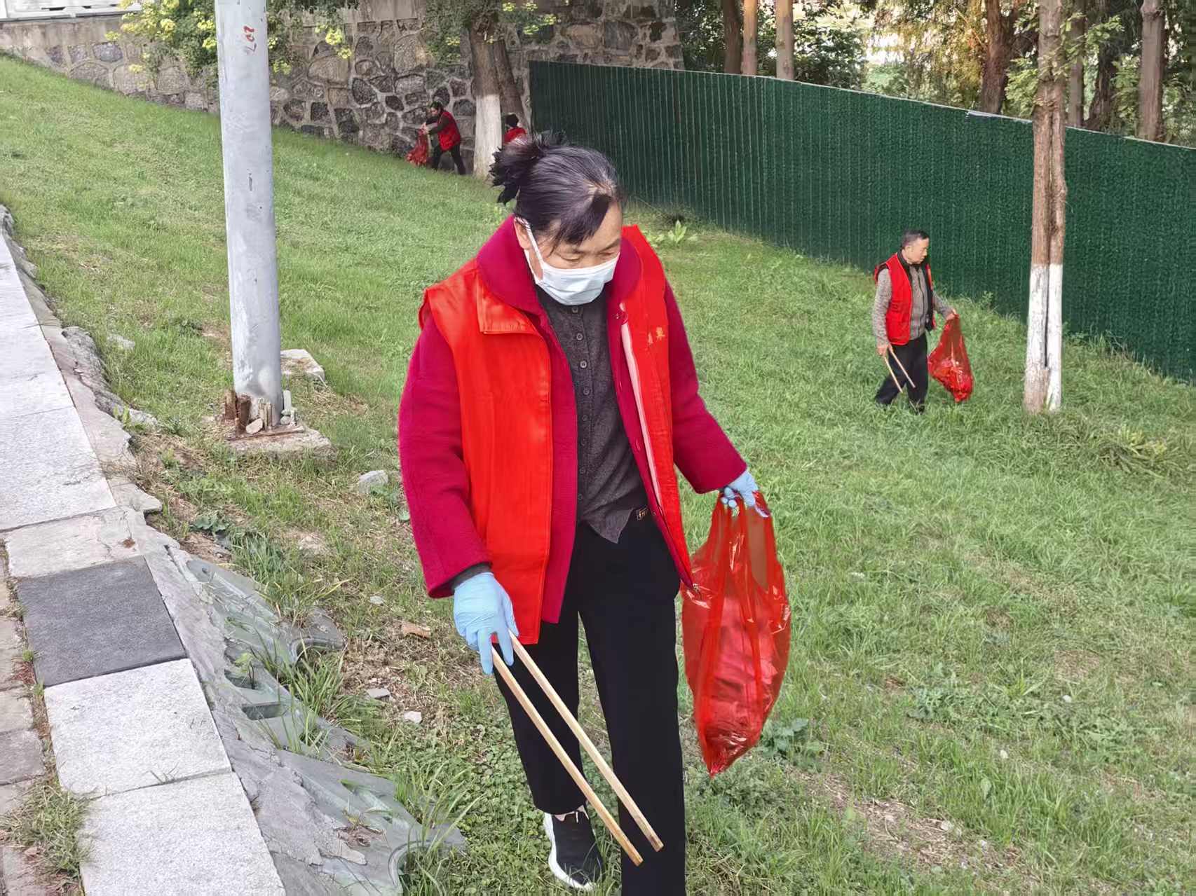 守护碧水清流 共建美好家园  ——阜阳市爱心公益志愿者协会开展第48次保护泉护河志愿服务活动